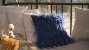 Ozdobna poduszka z piórkami DIY. Sam stwórz dekoracje do salonu lub sypialni