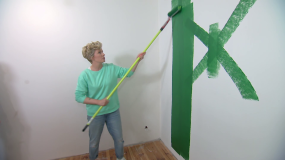 "Domowe rewolucje": ściana w mocnym, zielonym kolorze